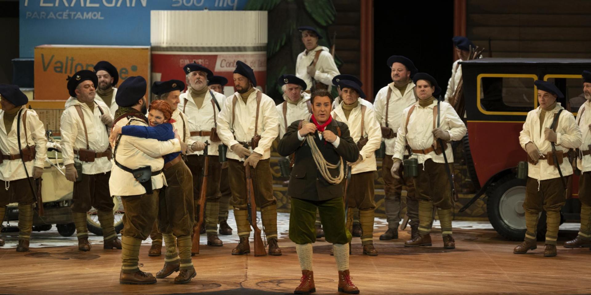 Roberto de Candia (Sulpice), Giuliana Gianfaldoni (Marie), John Osborn (Tonio) e il Coro del Teatro Regio - foto Andrea Macchia