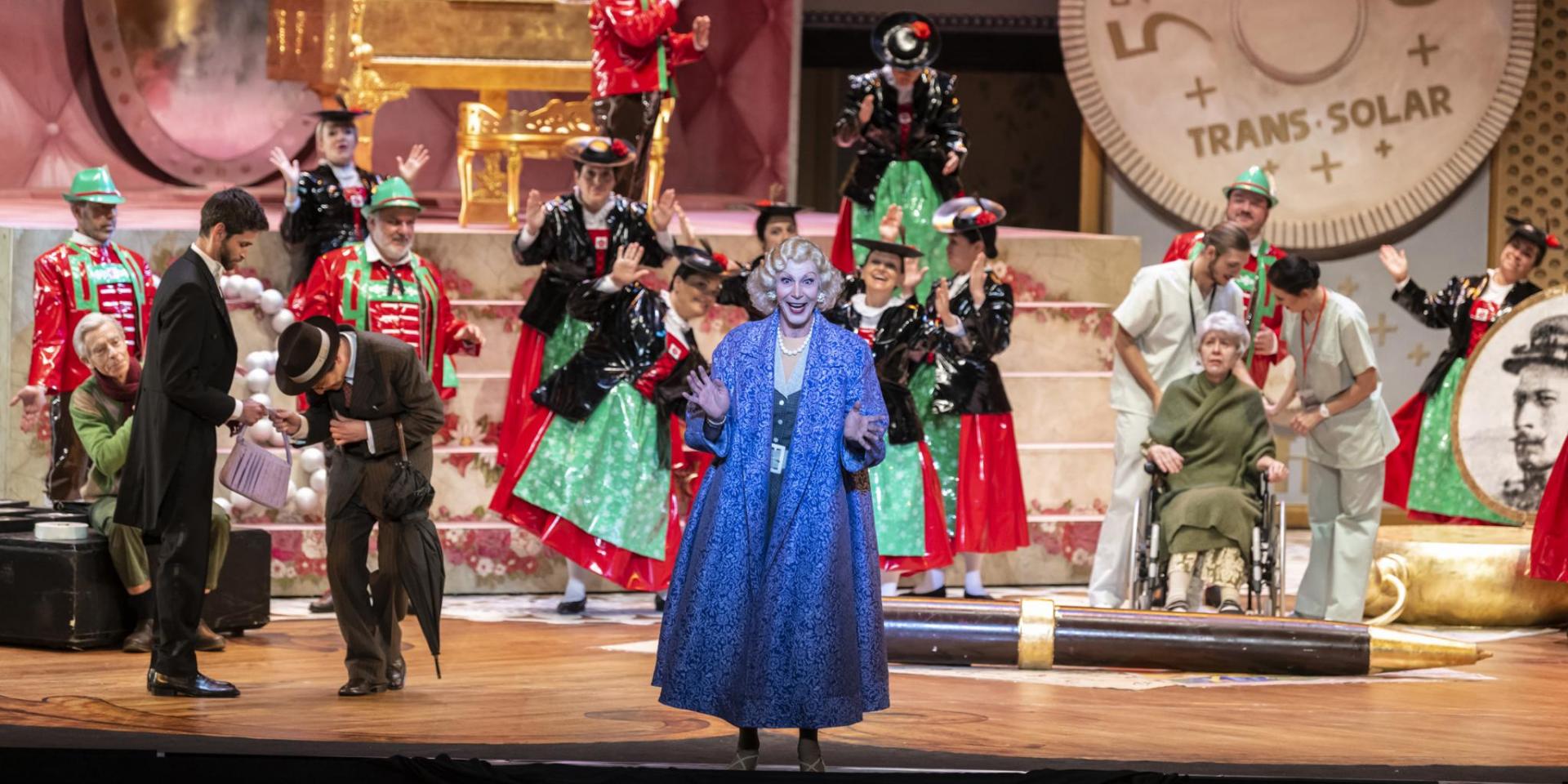 Arturo Brachetti (La duchessa di Krackentorp) e il Coro del Teatro Regio - foto Andrea Macchia