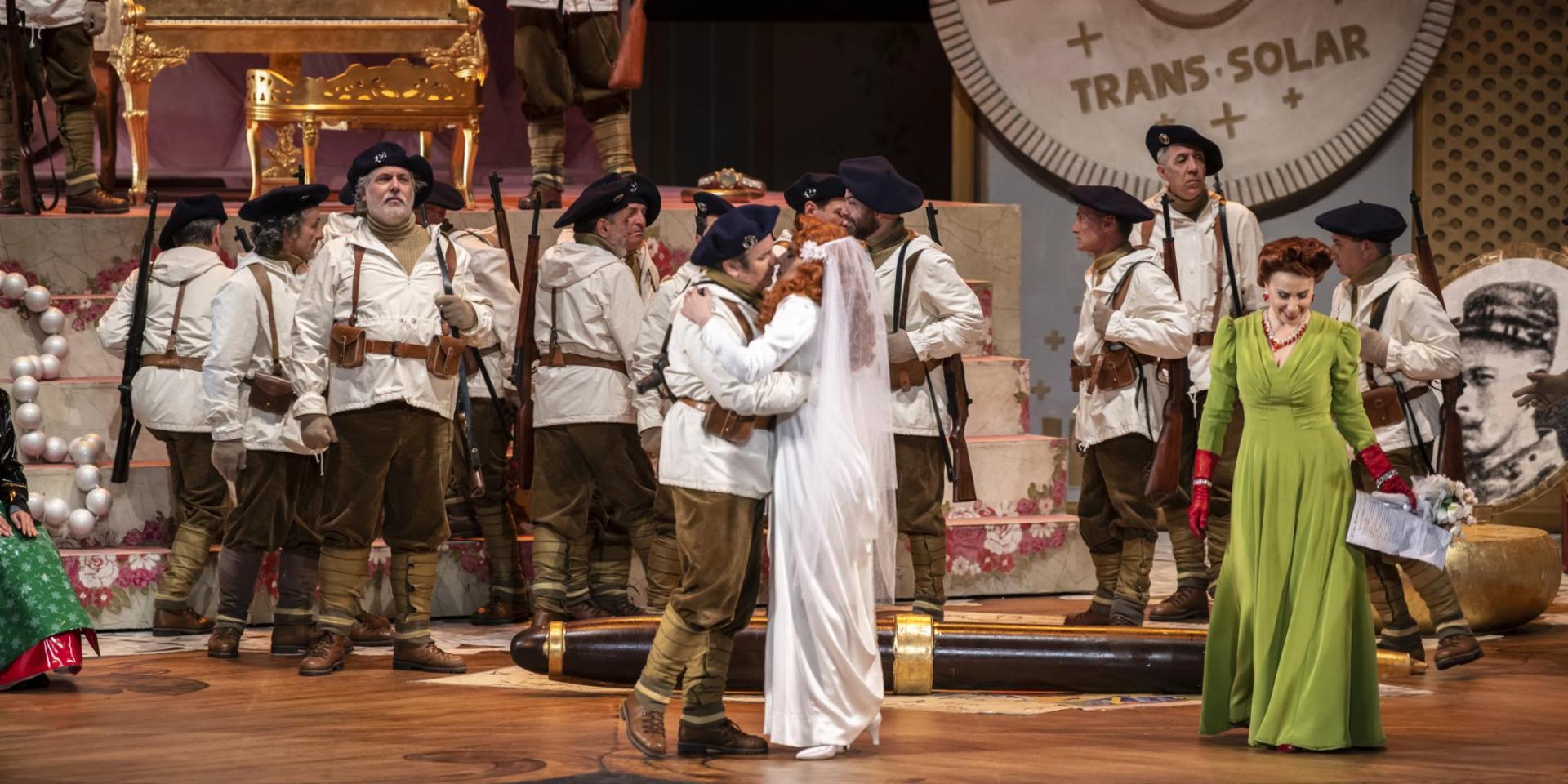 John Osborn (Tonio), Giuliana Gianfaldoni (Marie), Manuela Custer (La marchesa di Berkenfield) e il Coro del Teatro Regio - foto Andrea Macchia