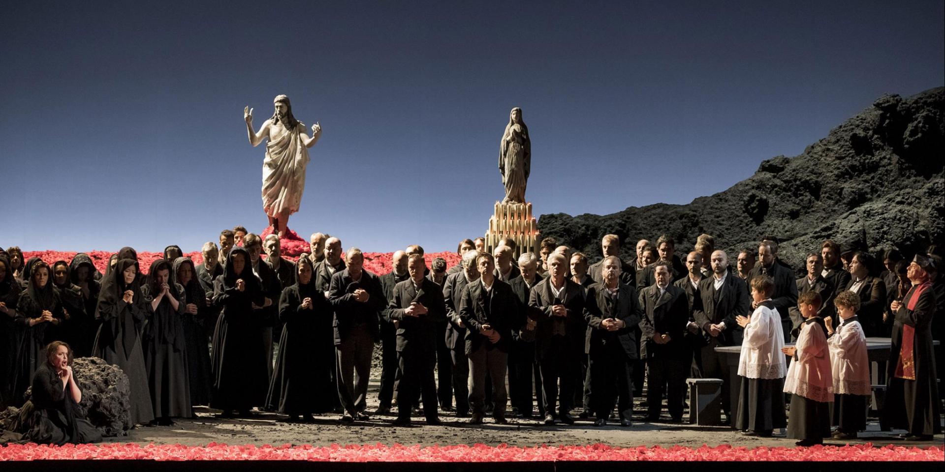 Sonia Ganassi (Santuzza) e il Coro del Teatro Regio (foto Edoardo Piva)