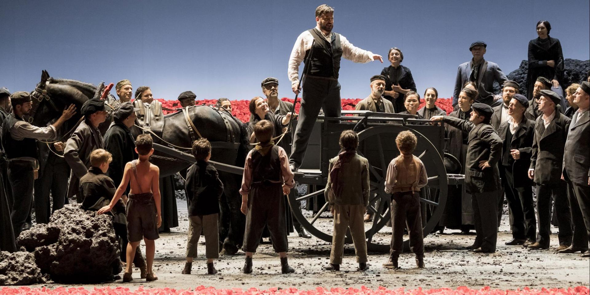 Gëzim Myshketa (Alfio) e il Coro del Teatro Regio (foto Edoardo Piva)