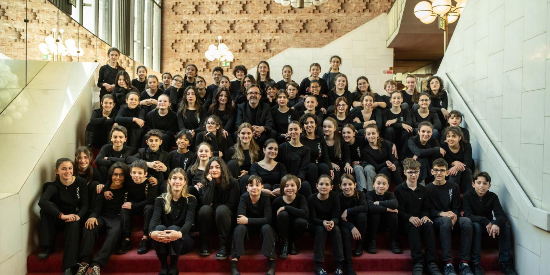Il Coro di voci bianche Teatro Regio Torino con al centro il maestro Claudio Fenoglio (foto Andrea Macchia)