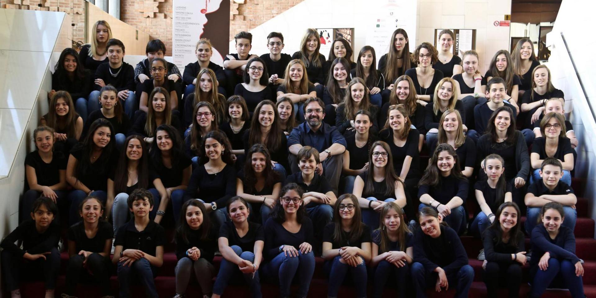 Il Coro di voci bianche del Teatro Regio e del Conservatorio "G. Verdi" di Torino con al centro il maestro Claudio Fenoglio