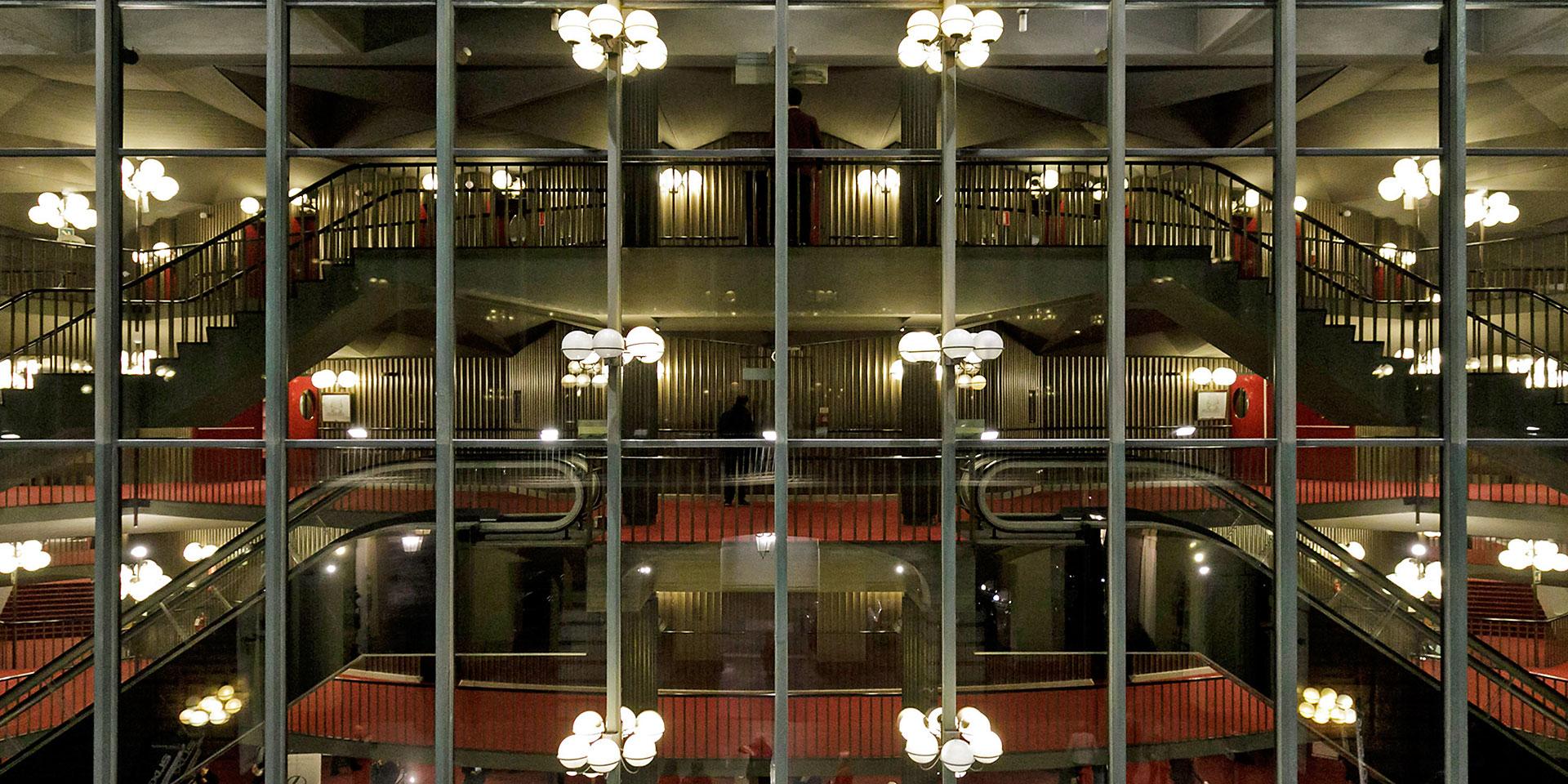 Le scale mobili nel foyer del Teatro Regio