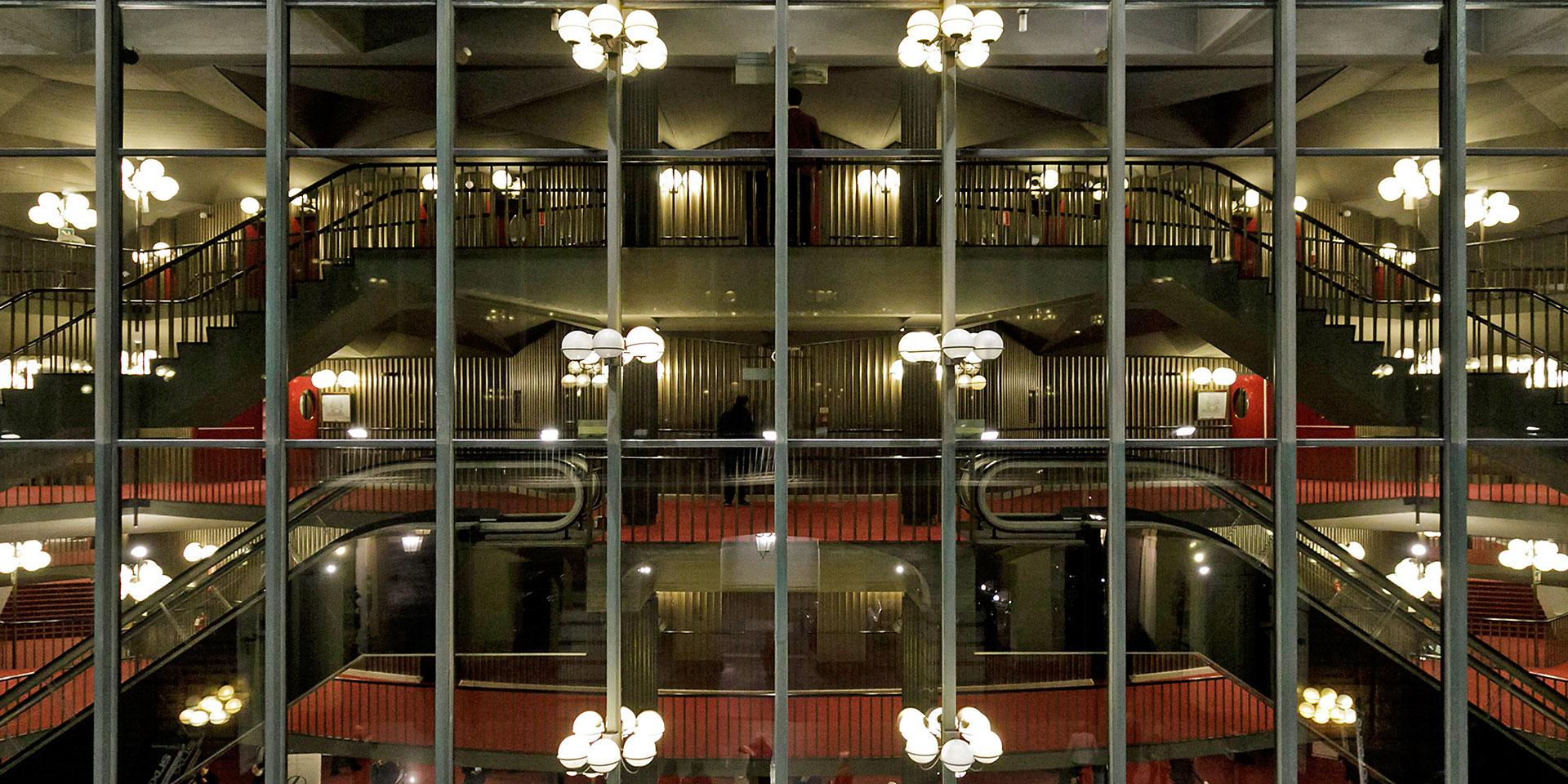 Le scale mobili nel foyer del Teatro Regio (foto Edoardo Piva © Teatro Regio Torino) Le scale mobili nel foyer del Teatro Regio