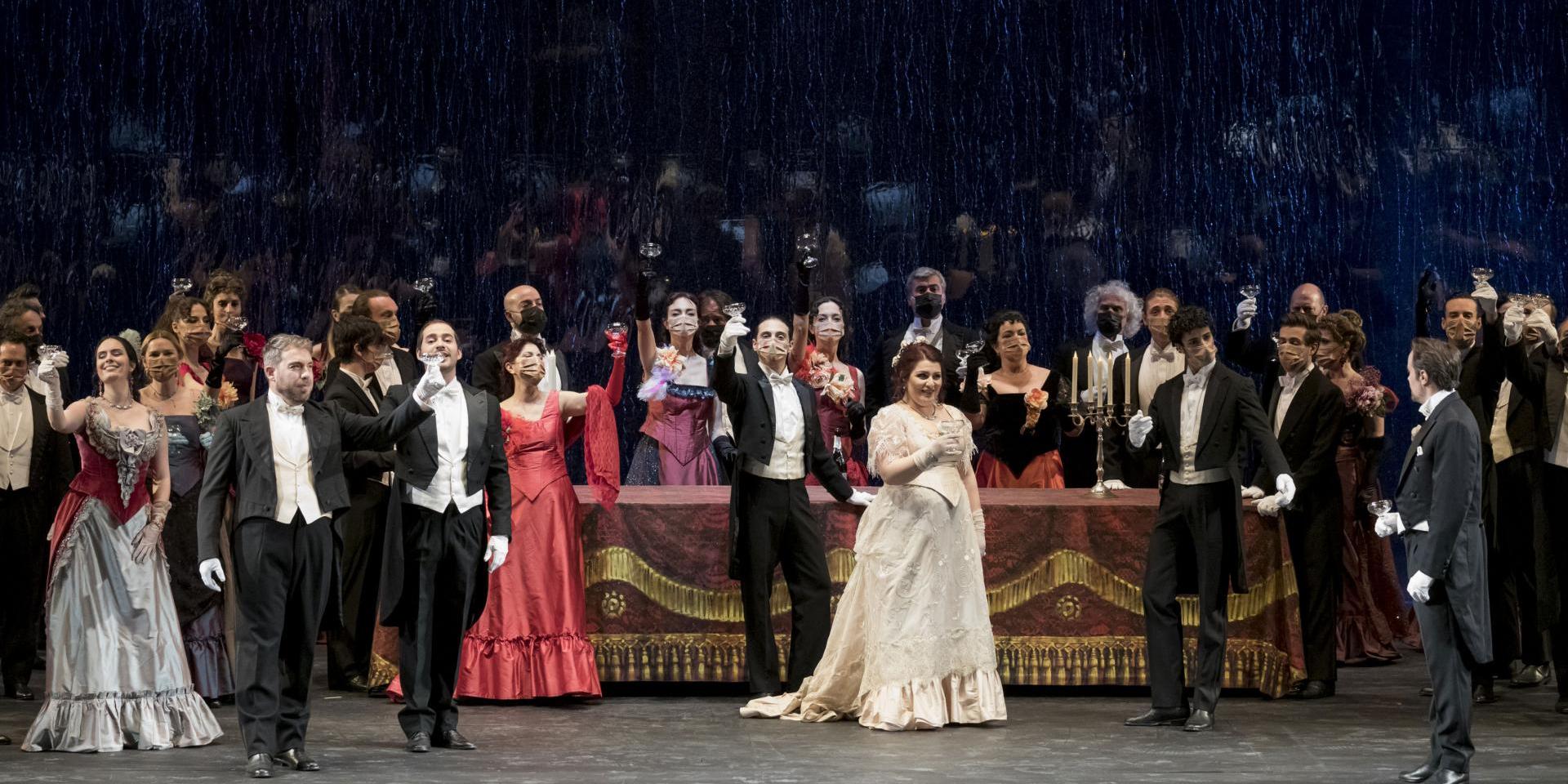 Una foto di scena de La traviata (foto Edoardo Piva) Una foto di scena de La traviata (foto Edoardo Piva)