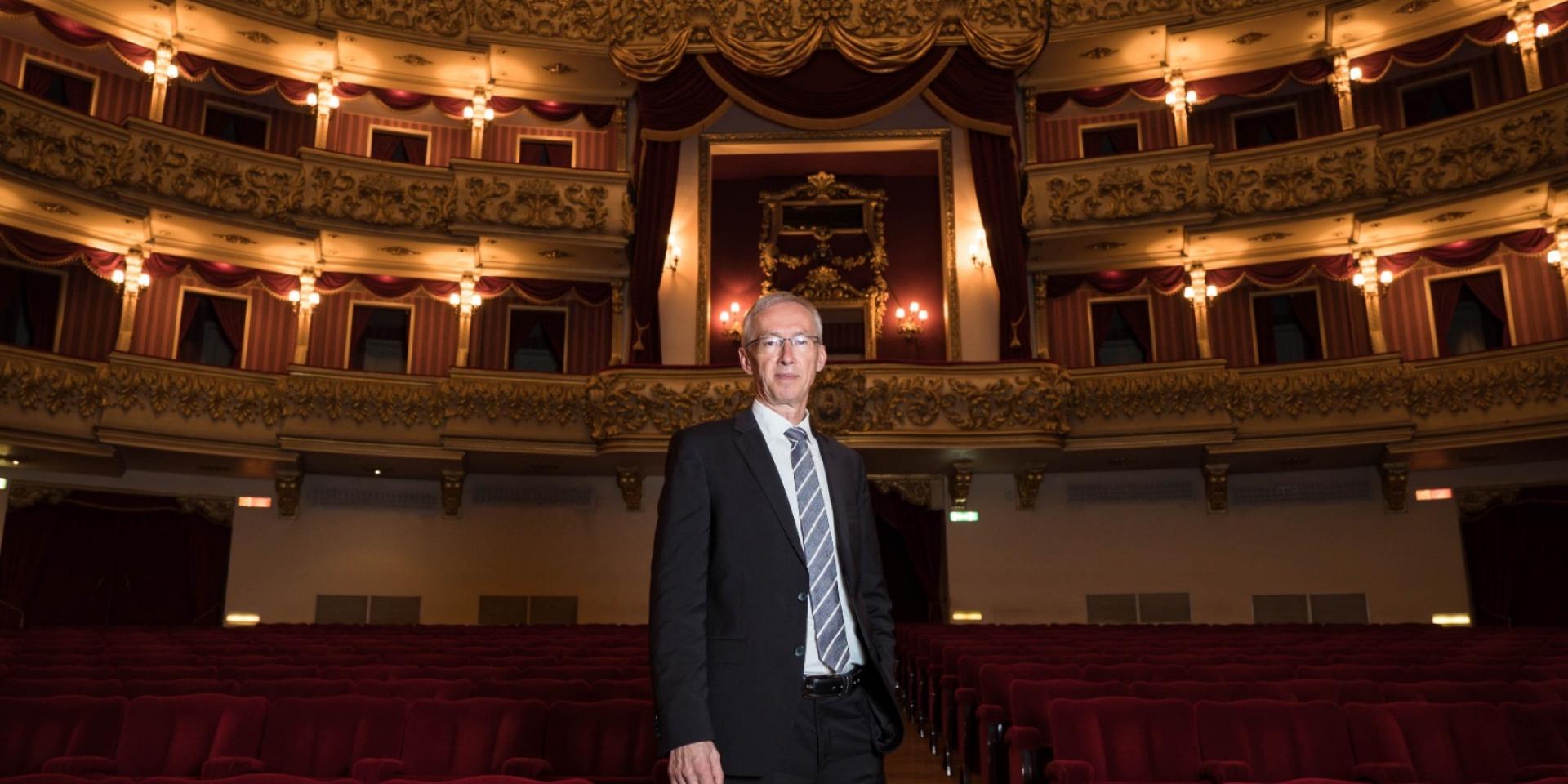 Il maestro del coro Ulisse Trabacchin Il maestro del coro Ulisse Trabacchin