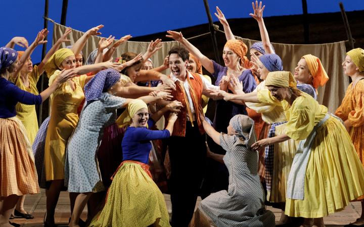 Foto di scena dell'Elisir d'amore (foto Edoardo Piva)