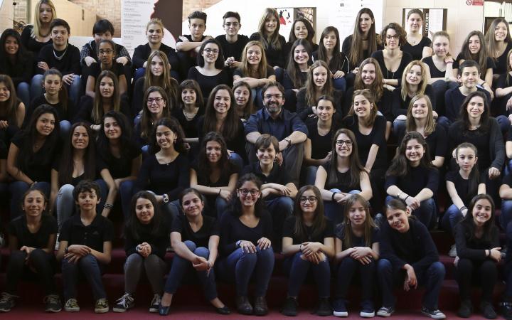 Il Coro di voci bianche del Teatro Regio e del Conservatorio "G. Verdi" di Torino con al centro il maestro Claudio Fenoglio