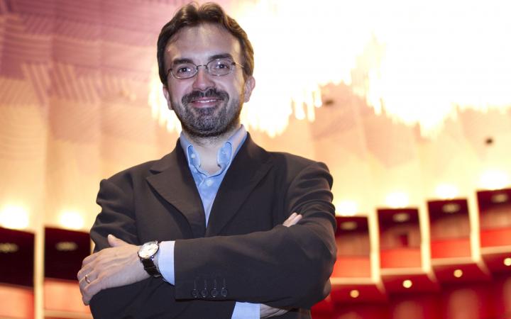Il Coro di voci bianche del Teatro Regio e del Conservatorio 'G. Verdi' di Torino con al centro il maestro Claudio Fenoglio (foto Edoardo Piva)