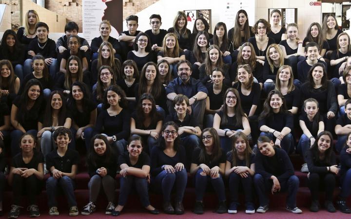 Il Coro di voci bianche del Teatro Regio e del Conservatorio 'G. Verdi' di Torino con al centro il maestro Claudio Fenoglio