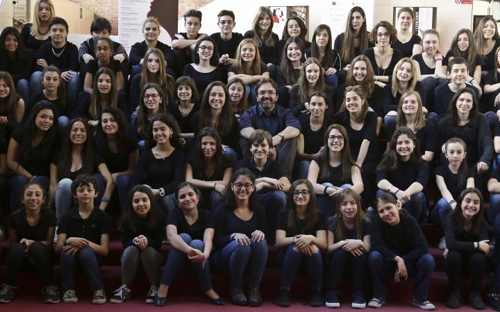 Il Coro di voci bianche del Teatro Regio e del Conservatorio "G. Verdi" di Torino, con al centro il maestro Claudio Fenoglio