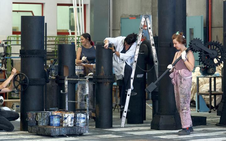 Una fase di lavorazione presso il Laboratorio di scenografia del Teatro Regio