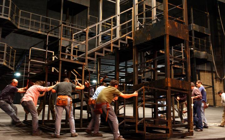 Macchinisti all'opera sul palcoscenico del Teatro Regio
