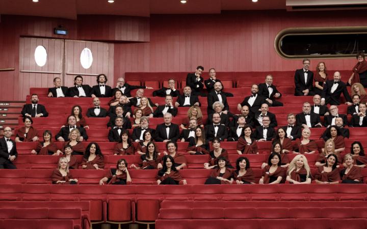 Il Coro Teatro Regio Torino e il Maestro Andrea Secchi (foto Edoardo PIva)