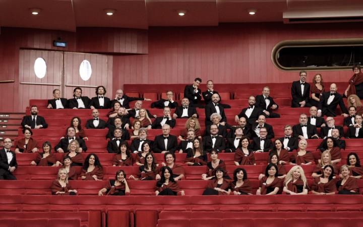 Il Coro Teatro Regio Torino con il maestro Andrea Secchi (foto Edoardo Piva)