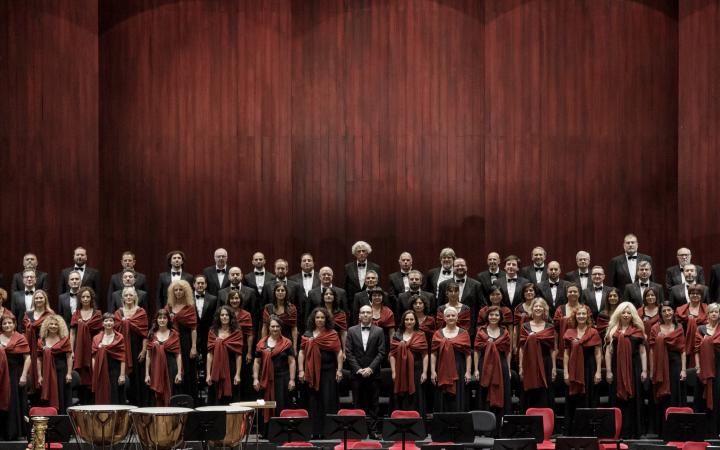 Il Coro Teatro Regio Torino con il maestro Andrea Secchi (foto Edoardo Piva)