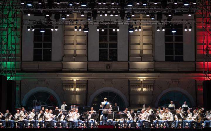 The Italian Army's Music Band at the Arsenale Courtyard (ph Andrea Macchia)