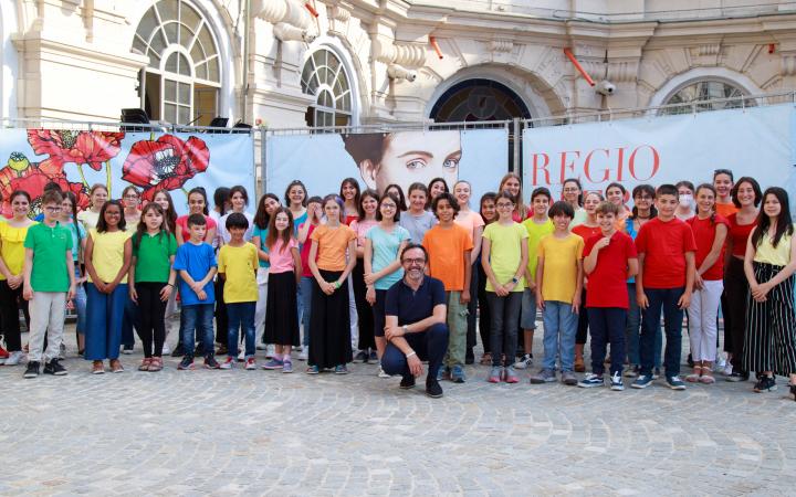 Il Coro di voci bianche Teatro Regio Torino con il maestro Claudio Fenoglio (foto Fabio Melotti)