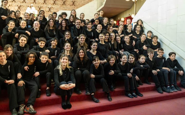 Coro di voci bianche Teatro Regio Torino con al centro il maestro Claudio Fenoglio