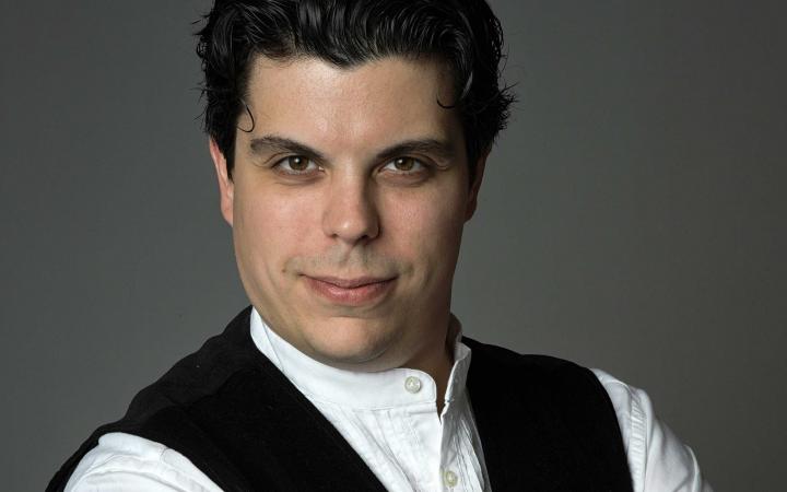 Andrea Battistoni in camicia bianca alla coreana e gilet nero 