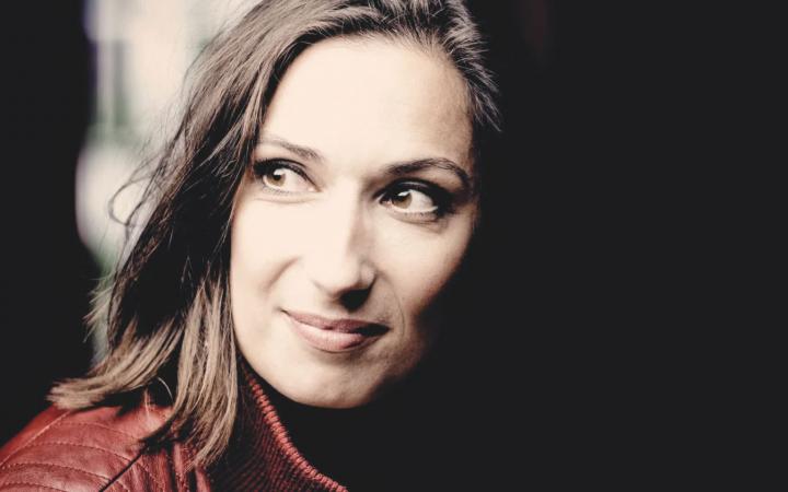 Primo piano della direttrice d'orchestra Ariane Matiakh