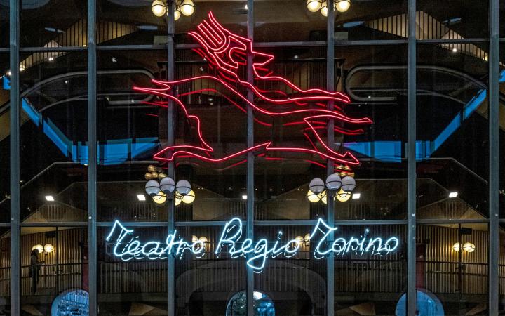 Vetrata curva in cristallo e metallo di Galleria Tamagno con logo del Teatro Regio Torino