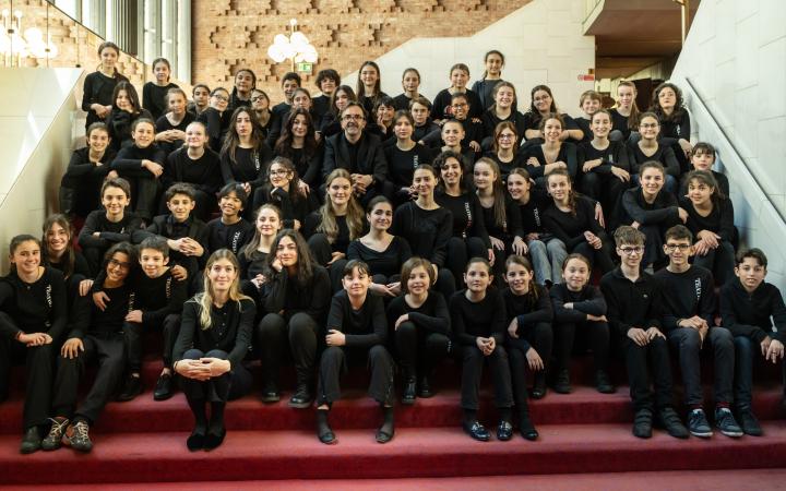 Il Coro di voci bianche del Teatro Regio con al centro il maestro Claudio Fenoglio
