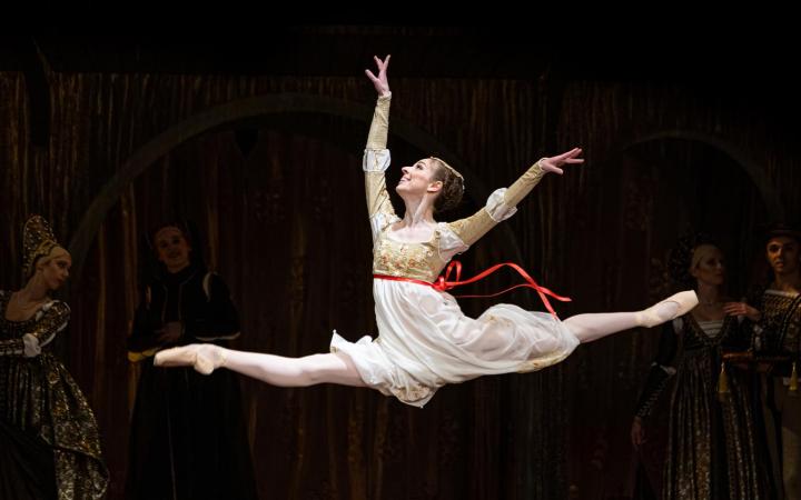 Ballerina in posizione di jété