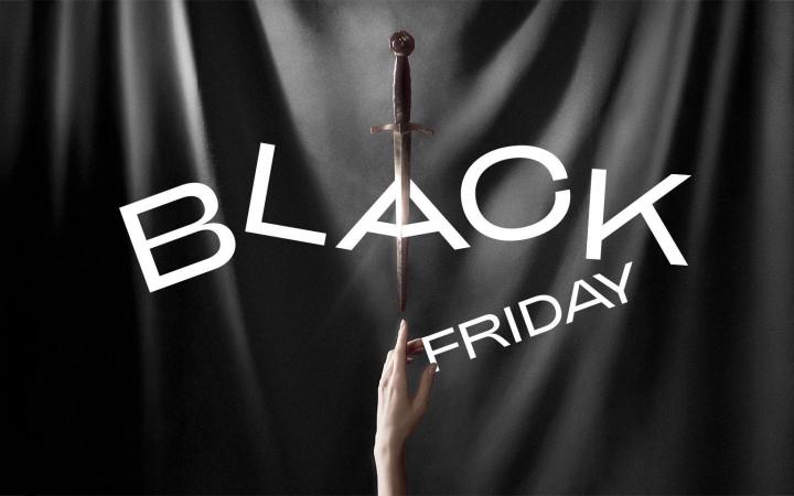 Immagine della Stagione 2025-26 con mano e pugnale convertita al bianco e nero