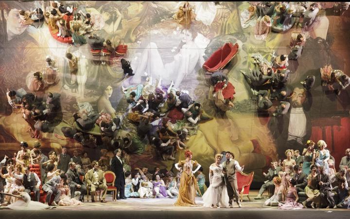 Una scena de La Traviata (foto Edoardo Piva)