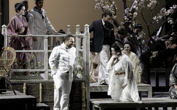 Sofia Koberidze (Suzuki), Simone Del Savio (Sharpless), Murat Karahan (Pinkerton), Rebeka Lokar (Madama Butterfly) e il Coro del Teatro Regio - foto Edoardo Piva