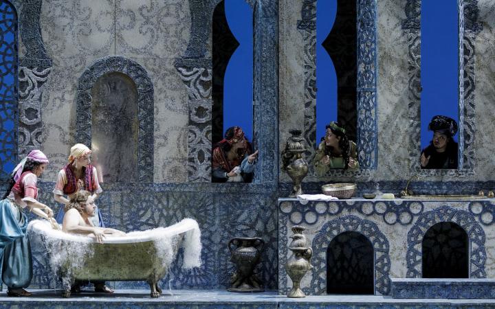 Carlo Lepore (Mustafà), Sara Blanch (Elvira), Rosa Bove (Zulma) e Benjamin Cho (Haly) - foto Edoardo Piva