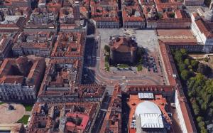 Veduta aerea del centro città con via Po, il Teatro Regio e piazza Castello