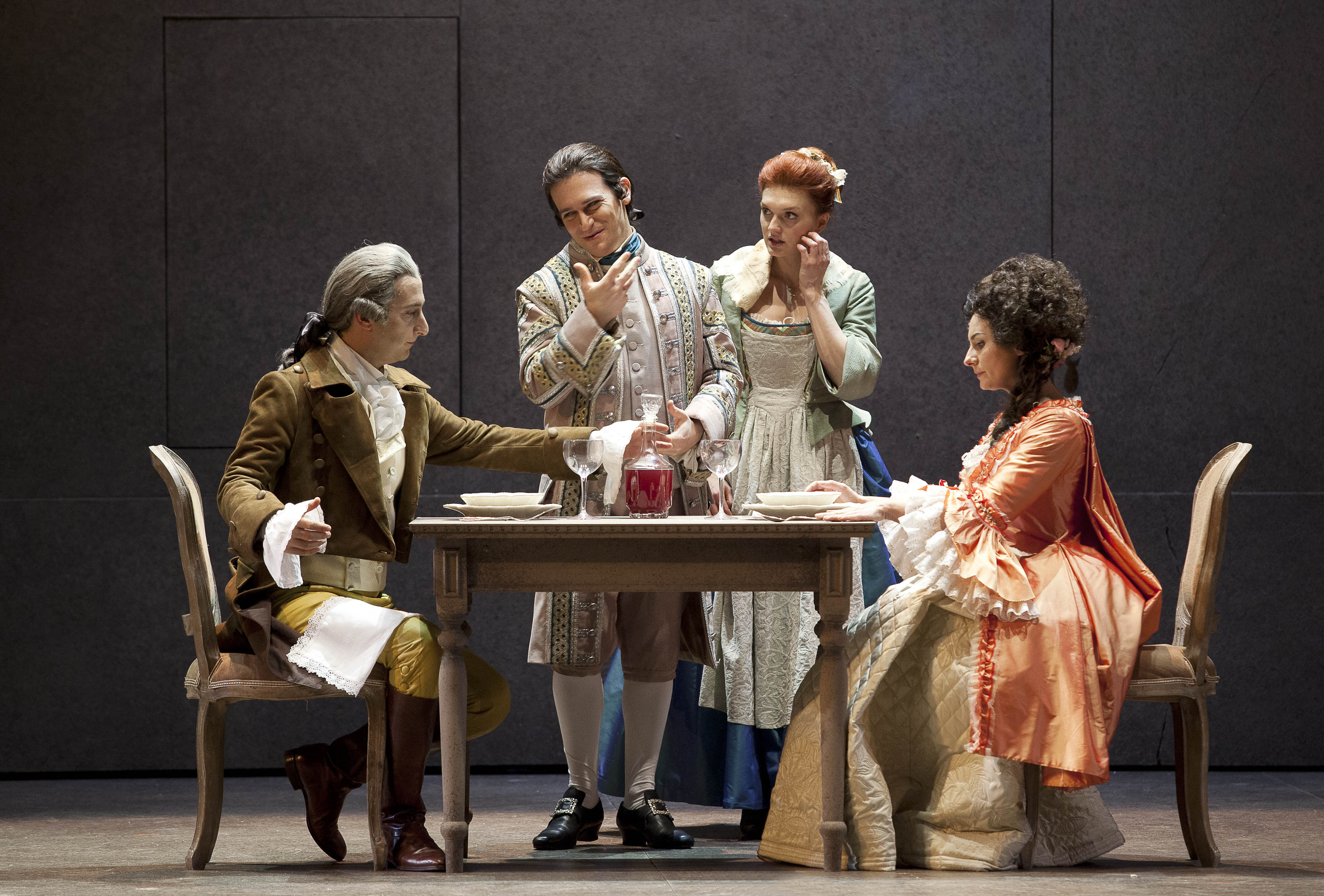 Vito Priante (Il conte d'Almaviva), Mirko Palazzi (Figaro), Ekaterina Bakanova (Susanna) e Carmela Remigio (La contessa) - foto Ramella&Giannese