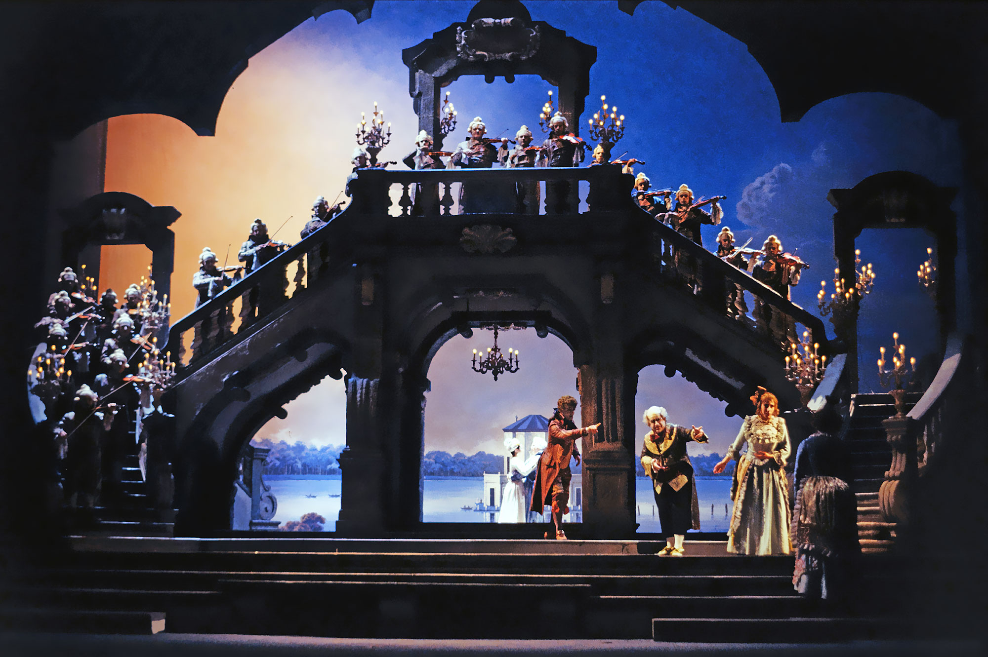 Foto di scena dell'opera La Cenerentola di Gioachino Rossini, regia di Roberto De Simone, Teatro Regio 1994