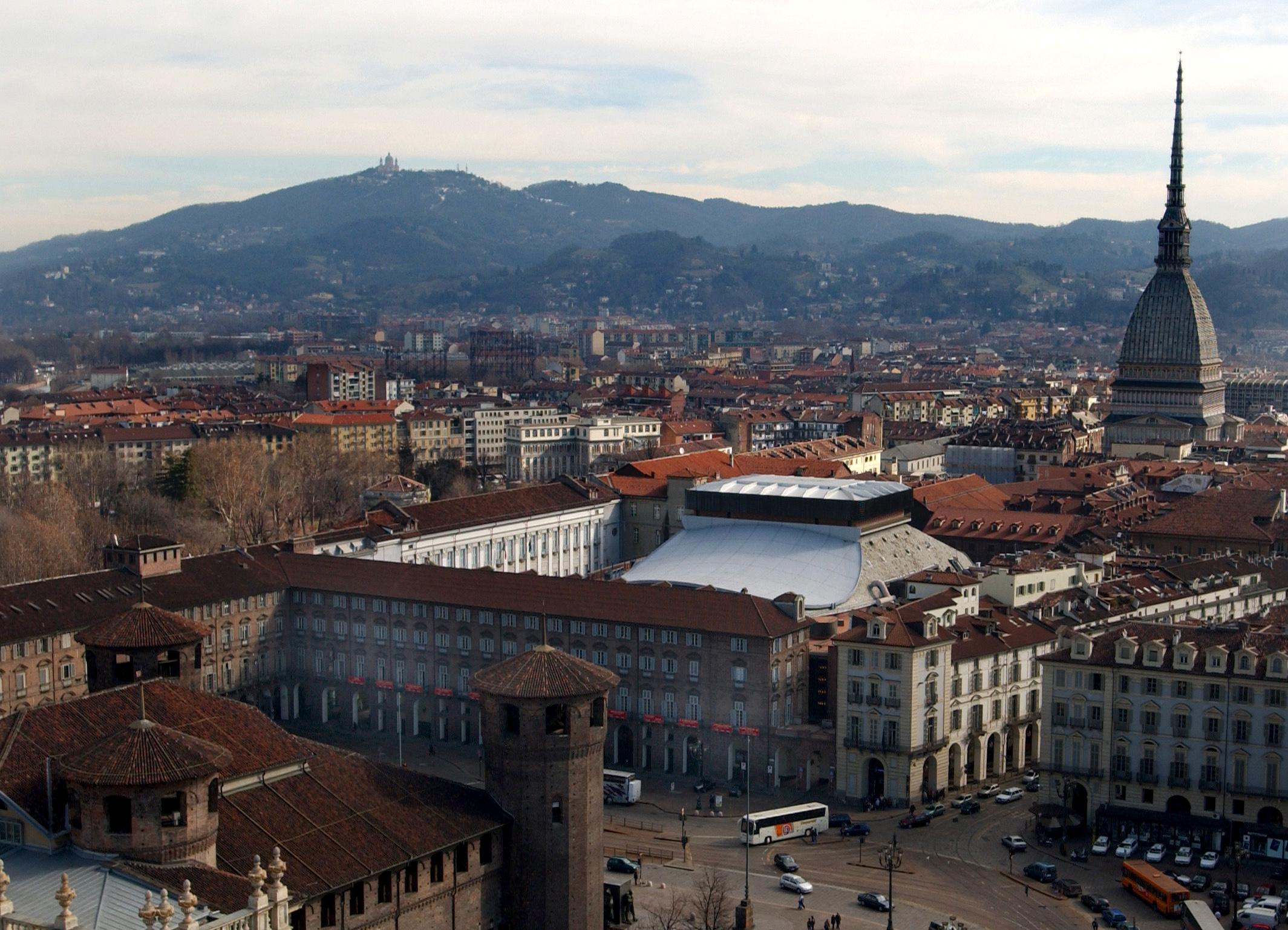 Il contesto architettonico del Teatro, affacciato sulla Piazza Castello, stilisticamente omogenea