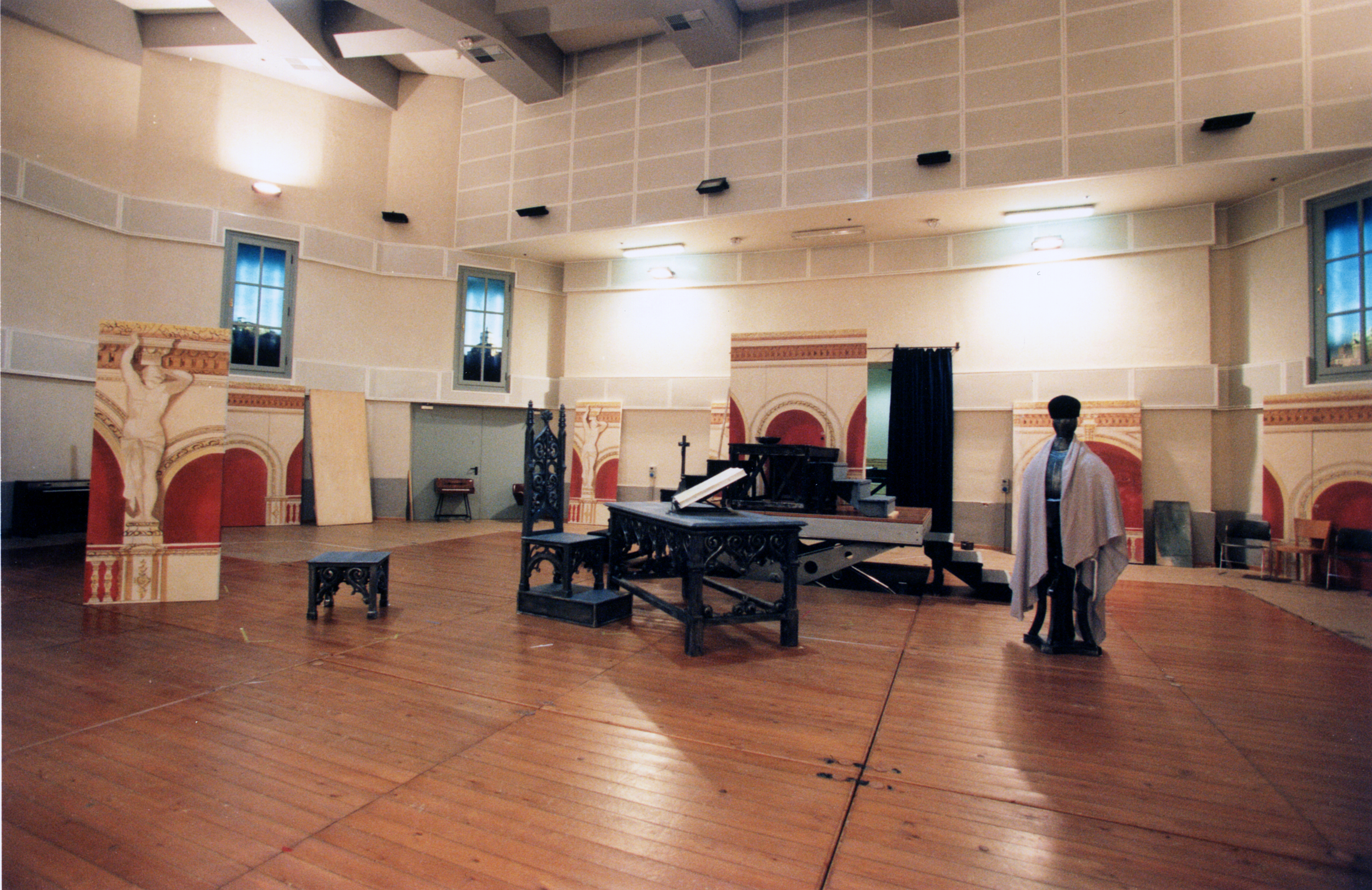 The directing studio, with mobile platforms to simulate the scenes with sloped plans or on different levels