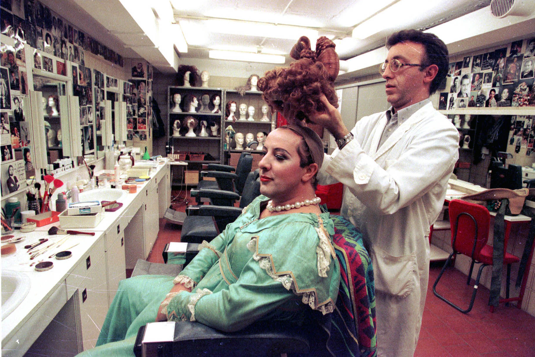 La preparazione del personaggio in sala trucco