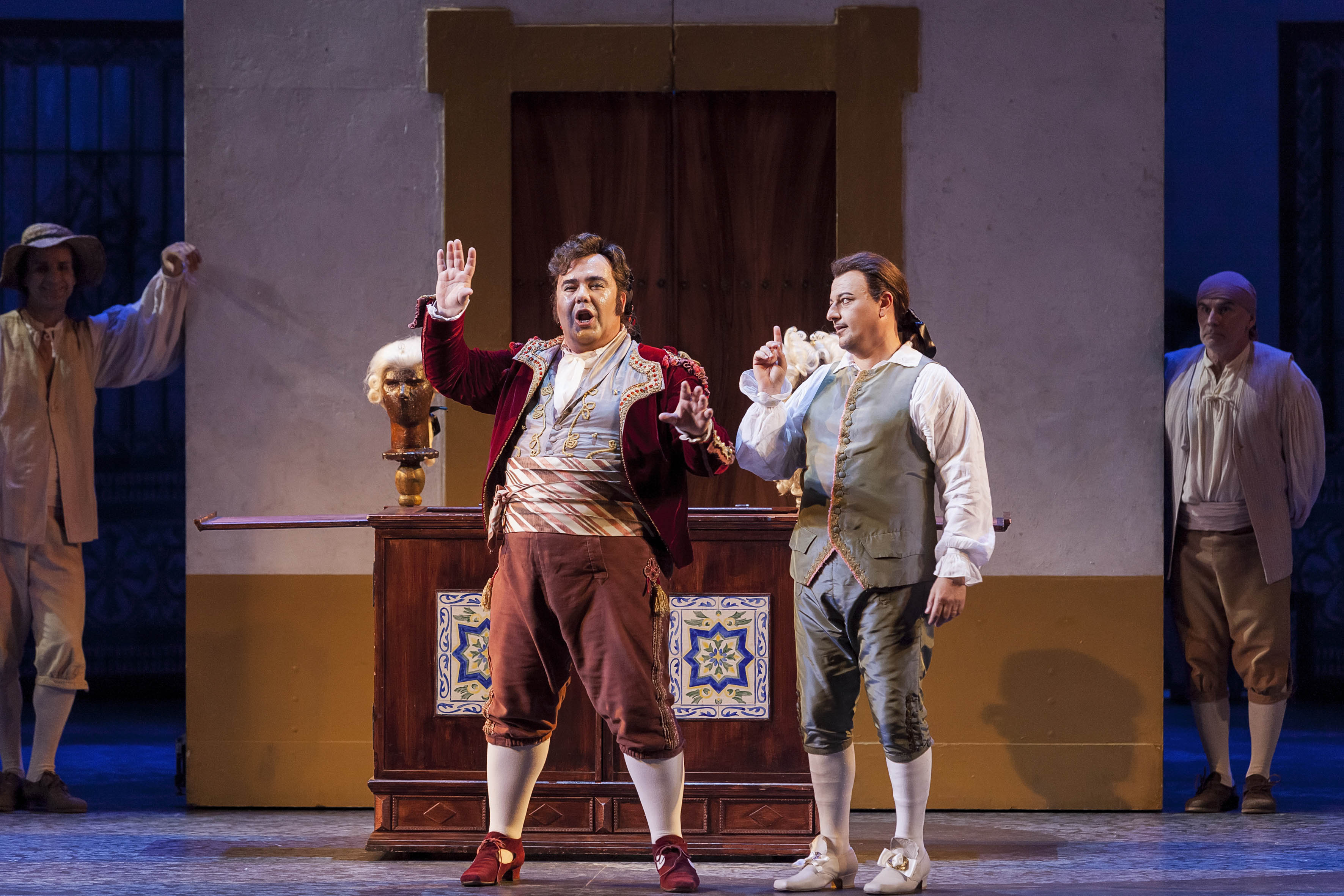 Roberto de Candia (Figaro) e Antonino Siragusa (Il conte d'Almaviva) - foto Edoardo Piva