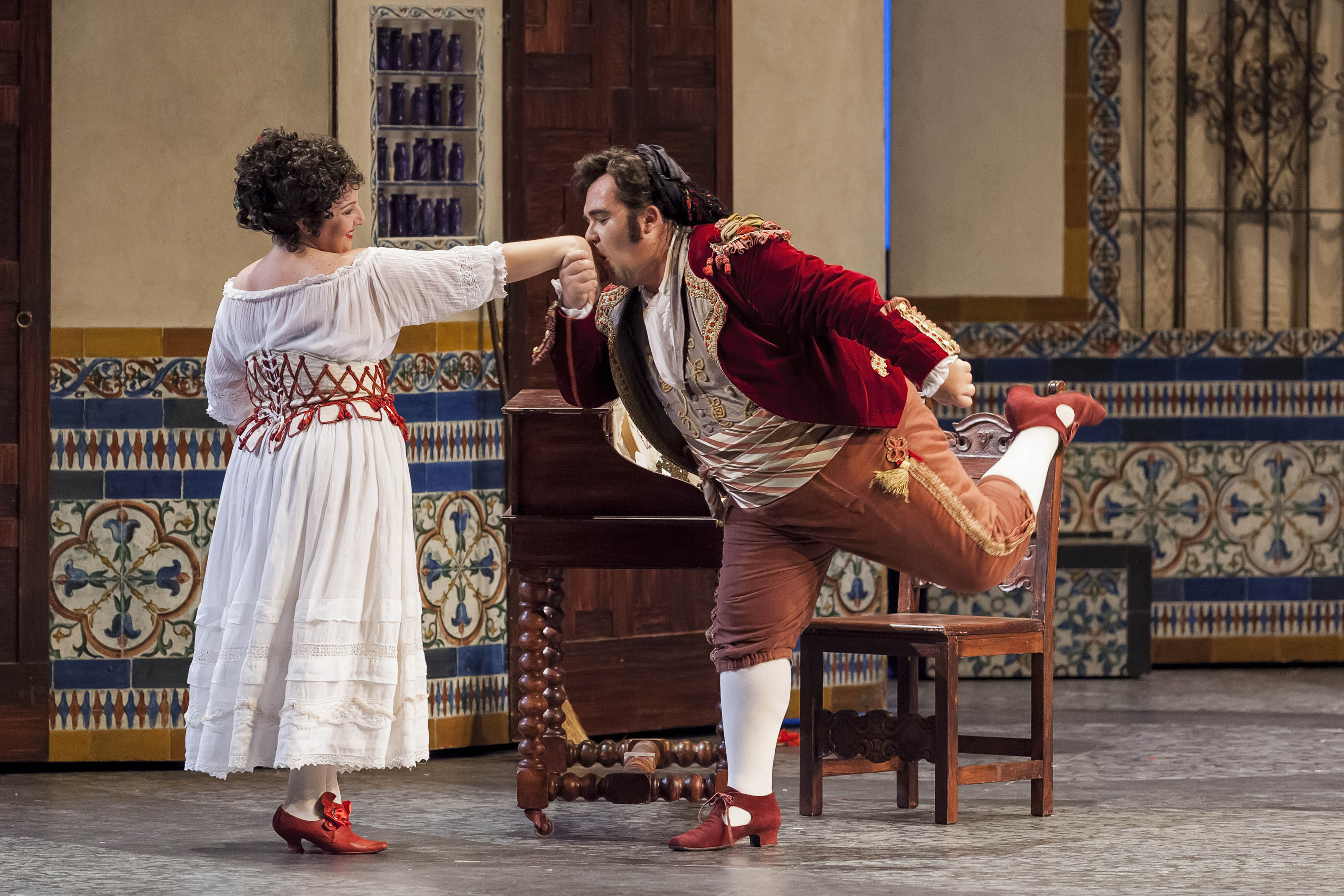 Roberto de Candia (Figaro) e Chiara Amarù (Rosina) - foto Edoardo Piva