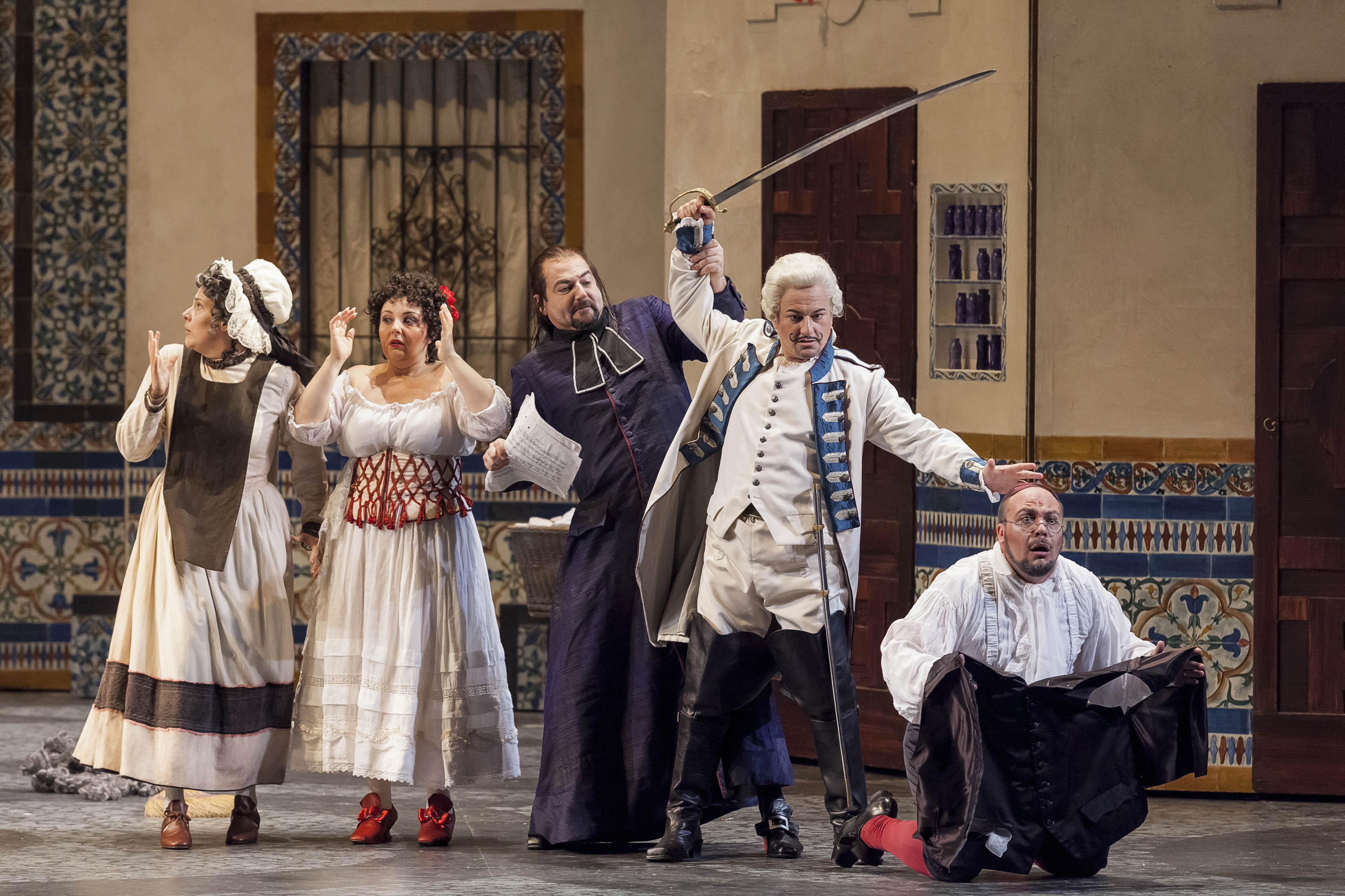 Lavinia Bini (Berta), Chiara Amarù (Rosina), Nicola Ulivieri (Don Basilio), Antonino Siragusa (Il conte d'Almaviva) e Marco Filippo Romano (Don Bartolo) - foto Edoardo Piva